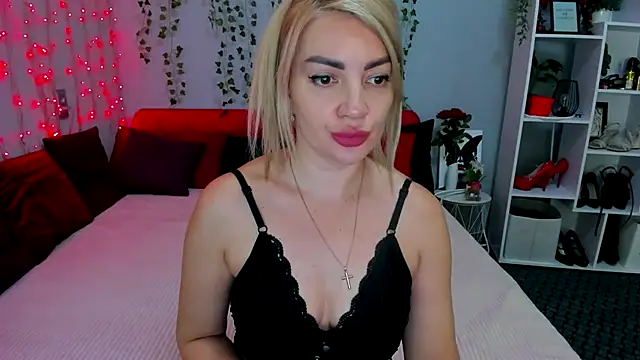 LunaBellucci online show from December 15, 2025, 9:13 am