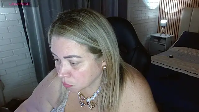 Snapshot of bella_savati chatting on December 13, 2025, 9:31 pm bella savati online show from December 13, 2025, 9:31 pm