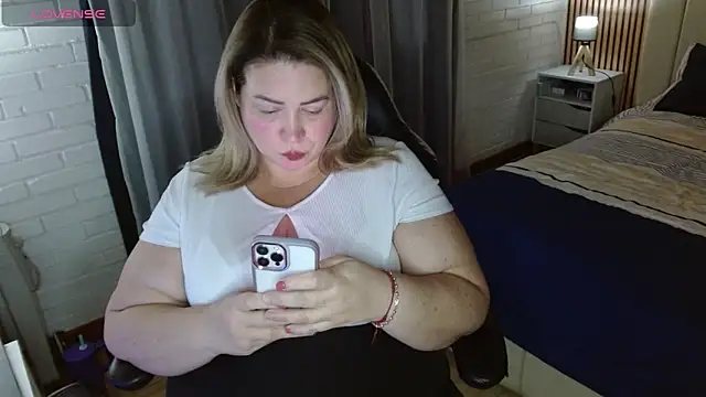 Snapshot of bella_savati chatting on December 17, 2025, 9:54 pm bella savati online show from December 17, 2025, 9:54 pm