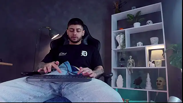 Snapshot of alessandro_duty chatting on October 18, 2025, 4:08 pm alessandro duty online show from October 18, 2025, 4:08 pm