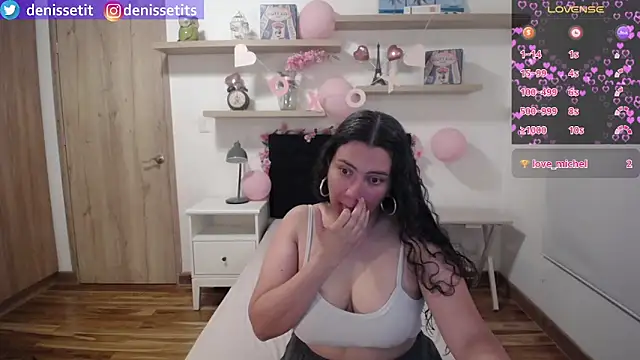 Snapshot of DenisseTits chatting on April 16, 2026, 9:39 pm DenisseTits online show from April 16, 2026, 9:39 pm