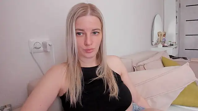 Snapshot of HILT_ON chatting on November 9, 2025, 7:28 am HILT ON online show from November 9, 2025, 7:28 am