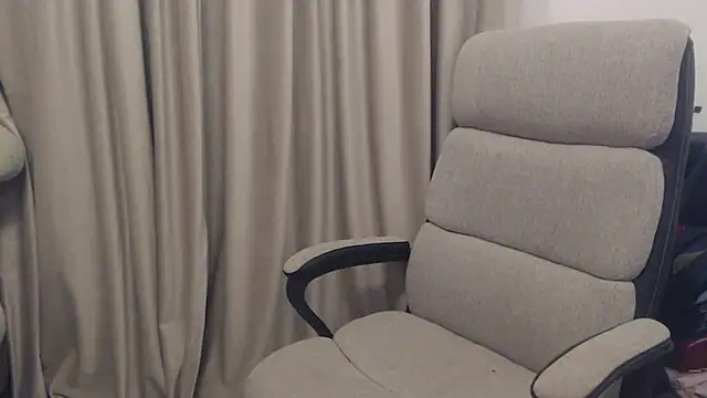 Snapshot of Aliss_Hottie chatting on October 30, 2025, 8:20 pm Aliss Hottie online show from October 30, 2025, 8:20 pm