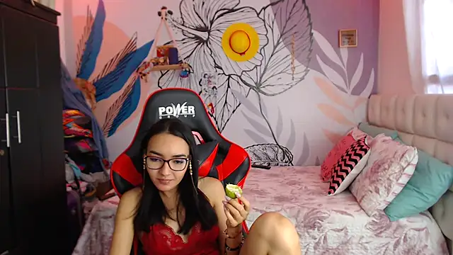 Snapshot of LinzyBaner chatting on January 13, 2025, 10:03 pm LinzyBaner online show from January 13, 2025, 10:03 pm