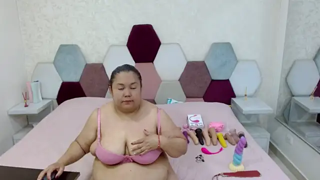 Snapshot of angel_blue chatting on January 18, 2026, 4:44 pm angel blue online show from January 18, 2026, 4:44 pm