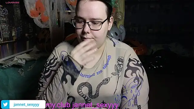 JannetPie online show from November 10, 2025, 5:23 pm