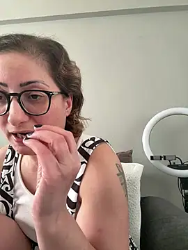 bisexyelizz online show from March 23, 2025, 7:09 am