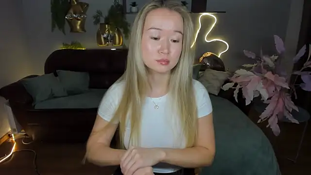 PollyOcean online show from October 24, 2025, 10:44 am