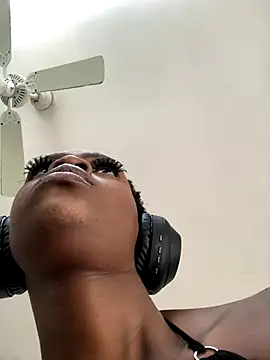 LuciousLips96 online show from November 29, 2025, 9:01 am