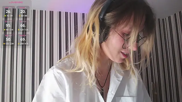 Snapshot of _Hanna_Moon_ chatting on December 9, 2024, 10:43 am Hanna Moon online show from December 9, 2024, 10:43 am