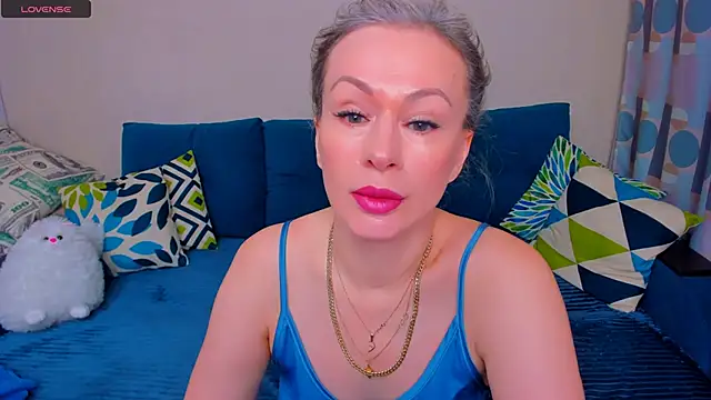 EllenMoore online show from November 4, 2025, 3:05 am