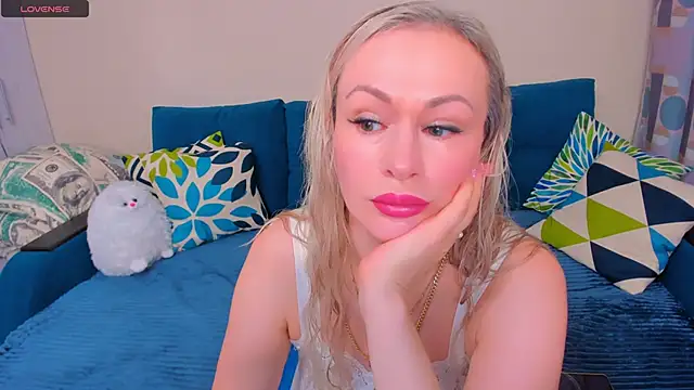 EllenMoore online show from November 14, 2025, 3:05 am