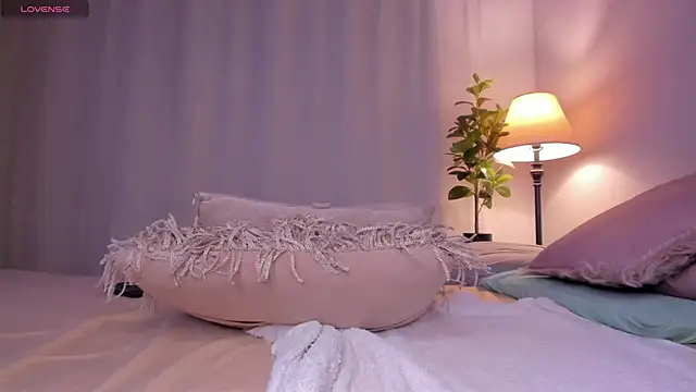 Snapshot of Secret_chells chatting on January 22, 2025, 11:32 pm Secret chells online show from January 22, 2025, 11:32 pm