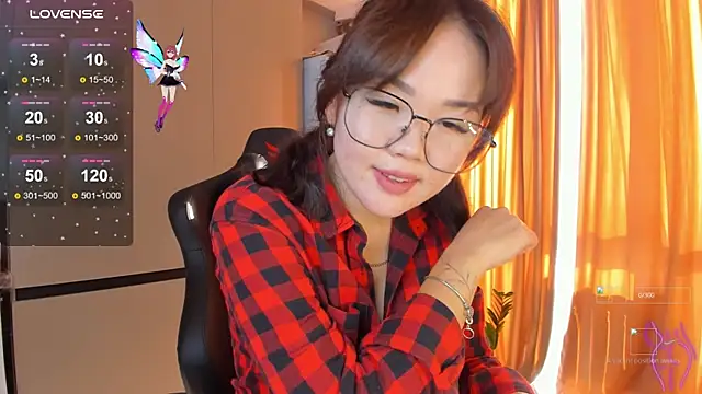 Snapshot of azure_moon2 chatting on October 6, 2025, 9:40 am azure moon2 online show from October 6, 2025, 9:40 am