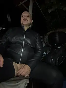 Snapshot of simon_and_david chatting on October 31, 2025, 6:14 am simon and david online show from October 31, 2025, 6:14 am