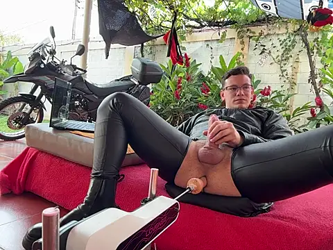 Snapshot of simon_and_david chatting on November 4, 2025, 7:35 pm simon and david online show from November 4, 2025, 7:35 pm