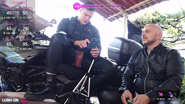 Snapshot of simon_and_david chatting on November 5, 2025, 10:10 pm simon and david online show from November 5, 2025, 10:10 pm