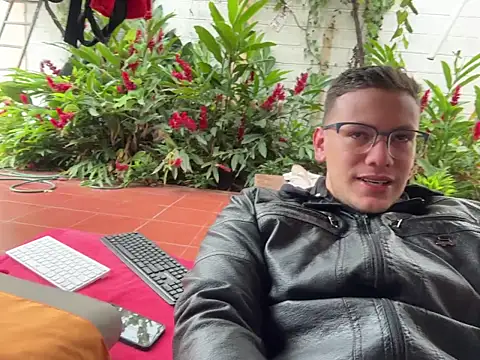 Snapshot of simon_and_david chatting on November 27, 2025, 8:44 pm simon and david online show from November 27, 2025, 8:44 pm