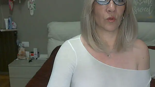 Snapshot of -K-- chatting on April 2, 2026, 3:42 pm -K-- online show from April 2, 2026, 3:42 pm