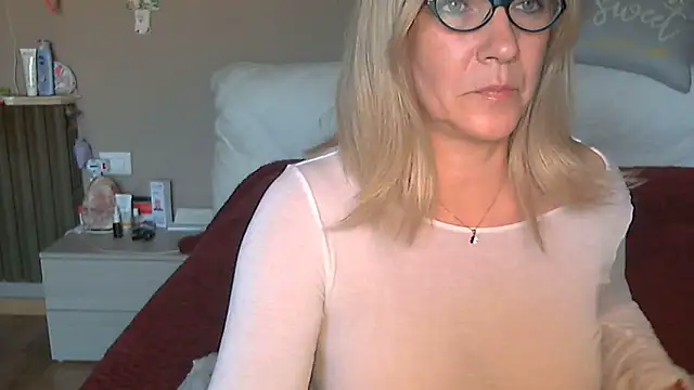 Snapshot of -K-- chatting on April 8, 2026, 3:34 pm -K-- online show from April 8, 2026, 3:34 pm