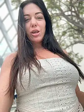 LilliThelo online show from October 22, 2025, 4:35 am