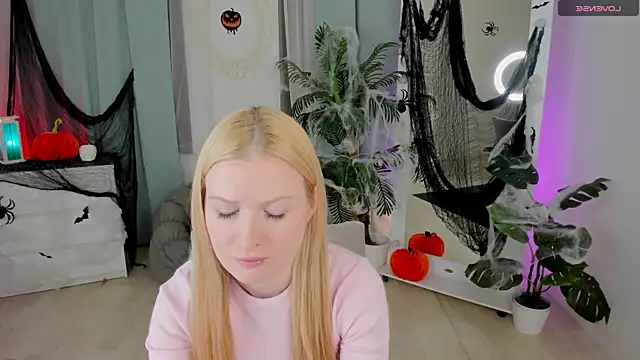 Snapshot of Laly_Peach chatting on October 20, 2025, 3:56 pm Laly Peach online show from October 20, 2025, 3:56 pm