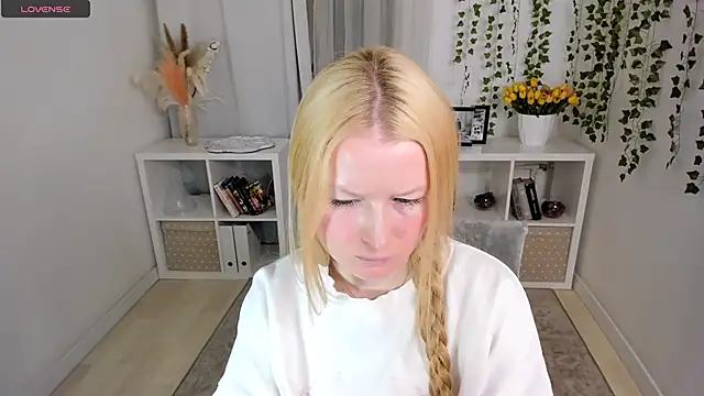 Laly Peach online show from April 23, 2026, 11:42 am