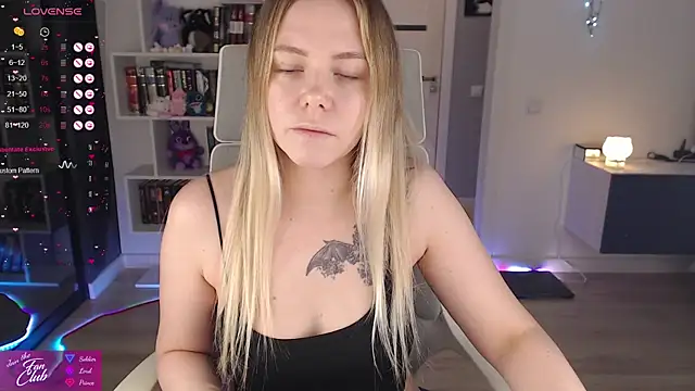 Emma Bryan online show from November 28, 2025, 10:12 pm