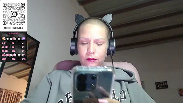 Snapshot of moon_cat85 chatting on March 6, 2025, 1:37 am moon cat85 online show from March 6, 2025, 1:37 am