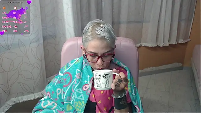Snapshot of moon_cat85 chatting on June 20, 2026, 1:36 pm moon cat85 online show from June 20, 2026, 1:36 pm