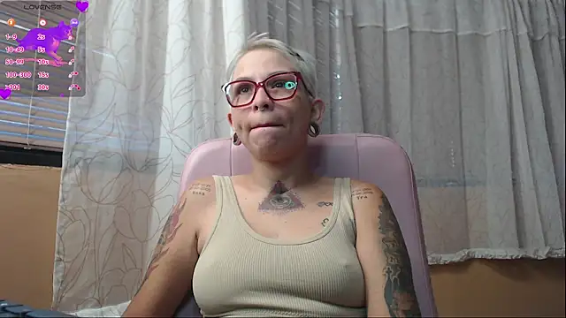 Snapshot of moon_cat85 chatting on June 23, 2026, 12:25 pm moon cat85 online show from June 23, 2026, 12:25 pm