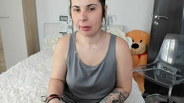 sweetemy4u online show from April 3, 2026, 7:39 am