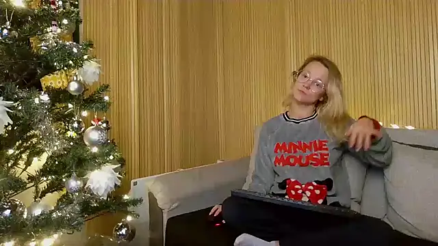 little-leni online show from December 6, 2024, 9:24 pm