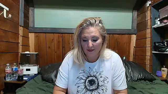 Snapshot of lisaxlovexxx chatting on April 15, 2026, 6:59 pm lisaxlovexxx online show from April 15, 2026, 6:59 pm