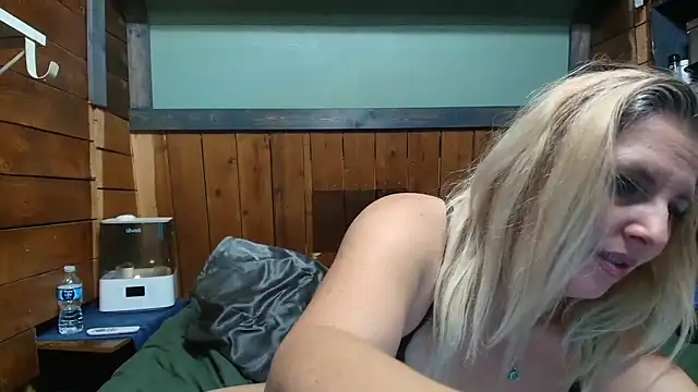 Snapshot of lisaxlovexxx chatting on May 3, 2026, 1:44 am lisaxlovexxx online show from May 3, 2026, 1:44 am