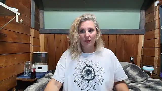 Snapshot of lisaxlovexxx chatting on May 23, 2026, 2:28 am lisaxlovexxx online show from May 23, 2026, 2:28 am