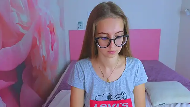 Snapshot of AliceAdams chatting on October 24, 2025, 6:43 am AliceAdams online show from October 24, 2025, 6:43 am