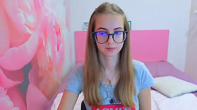 Snapshot of AliceAdams chatting on November 15, 2025, 8:33 am AliceAdams online show from November 15, 2025, 8:33 am