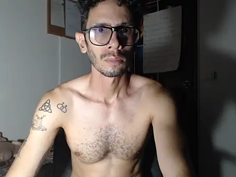Snapshot of alisterxxx chatting on July 9, 2026, 2:48 am alisterxxx online show from July 9, 2026, 2:48 am