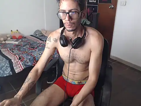 Snapshot of alisterxxx chatting on July 9, 2026, 2:54 pm alisterxxx online show from July 9, 2026, 2:54 pm