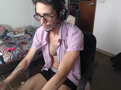 Snapshot of alisterxxx chatting on July 11, 2026, 2:53 pm alisterxxx online show from July 11, 2026, 2:53 pm