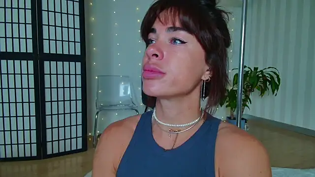 girl nextd00r online show from February 12, 2025, 1:06 pm