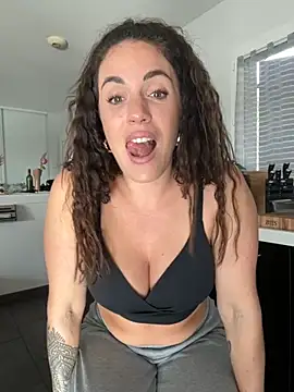 Snapshot of Clara-xoxo chatting on November 28, 2025, 1:03 pm Clara-xoxo online show from November 28, 2025, 1:03 pm