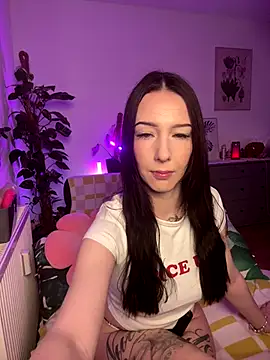 Trixie-Tainted online show from September 9, 2025, 9:53 am