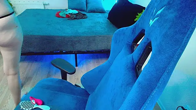 Snapshot of CranberryHot chatting on November 9, 2025, 2:15 pm CranberryHot online show from November 9, 2025, 2:15 pm