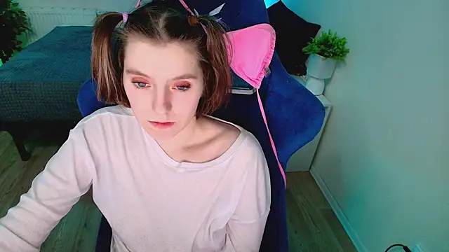 Snapshot of CranberryHot chatting on December 13, 2025, 7:53 pm CranberryHot online show from December 13, 2025, 7:53 pm