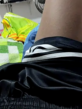 Snapshot of Jheronn28 chatting on October 15, 2025, 1:06 am Jheronn28 online show from October 15, 2025, 1:06 am