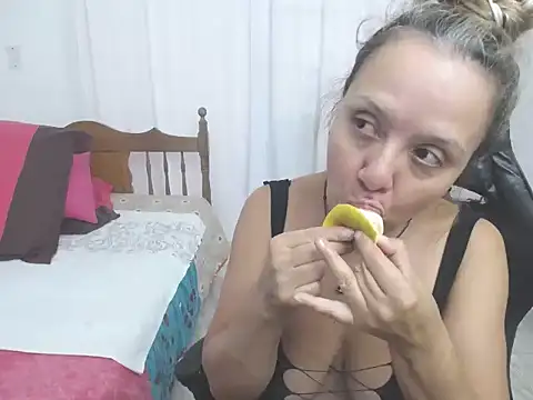 Snapshot of yeslluisa chatting on March 29, 2026, 6:19 pm yeslluisa online show from March 29, 2026, 6:19 pm