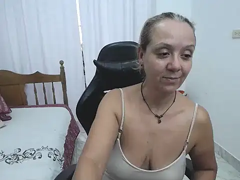 Snapshot of yeslluisa chatting on May 5, 2026, 7:55 pm yeslluisa online show from May 5, 2026, 7:55 pm