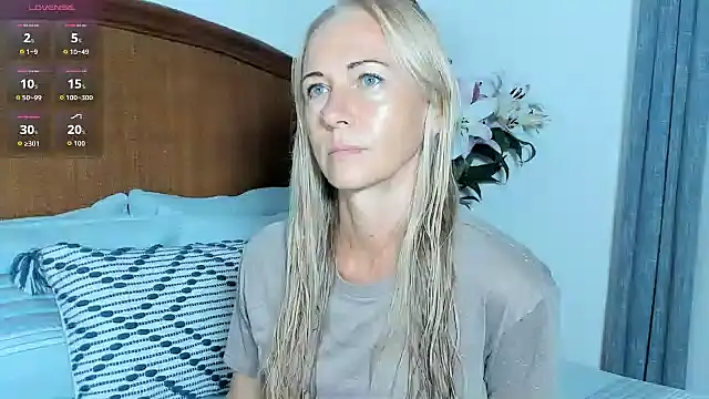 Snapshot of Christine_35 chatting on June 10, 2026, 10:47 am Christine 35 online show from June 10, 2026, 10:47 am